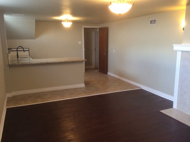 Building Photo - PET FRIENDLY 3 BEDROOM 2 BATHROOM HOUSE