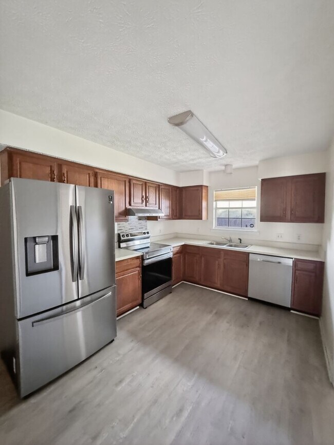 Building Photo - HOT SUMMER MOVE-IN SPECIAL: ONE MONTH FREE RENT!**
