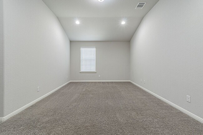 Building Photo - GORGEOUS 4BR 2.5 BATH WITH LOTS OF NEIGHBORHOOD AMENITIES! Available August 7th!