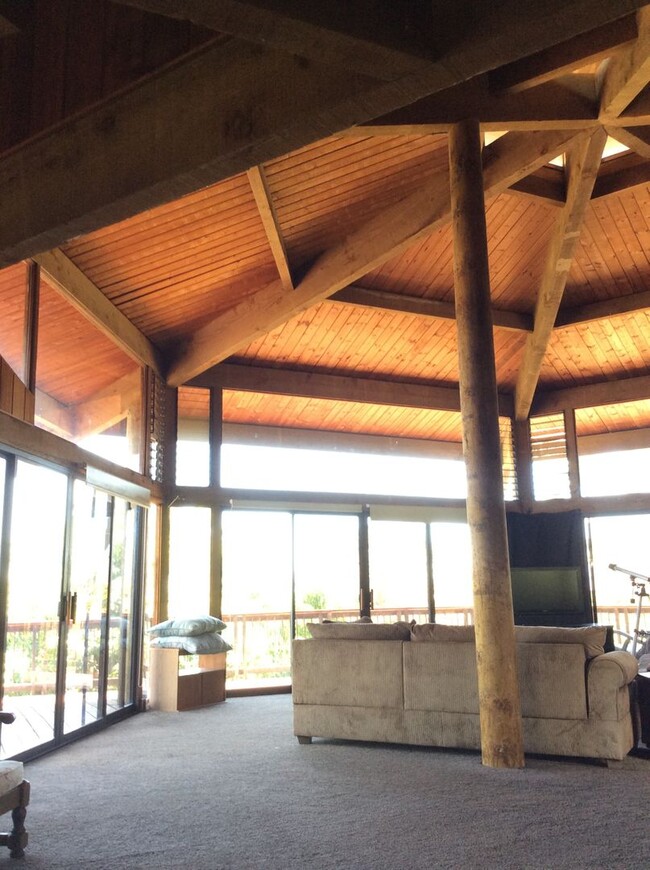 Building Photo - Very private, gated, mostly furnished Maui...