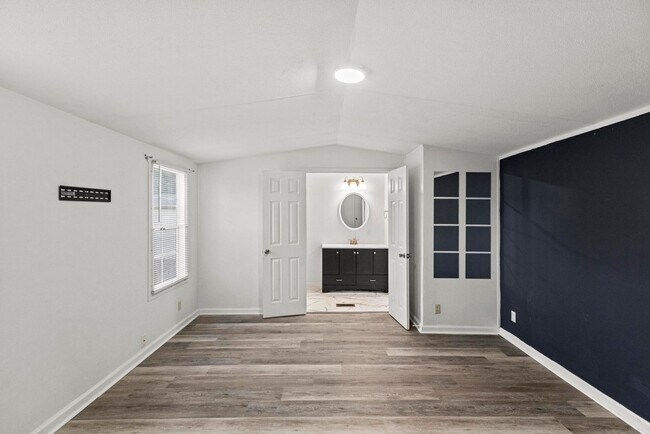 Building Photo - 3 bedroom Available Now!