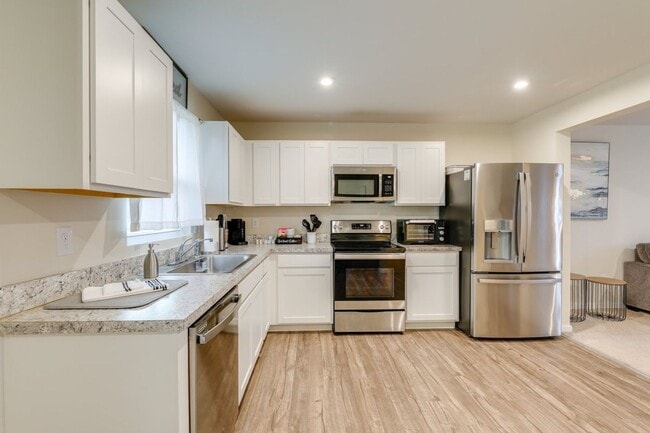 Building Photo - 6262 Pebblebrook Dr