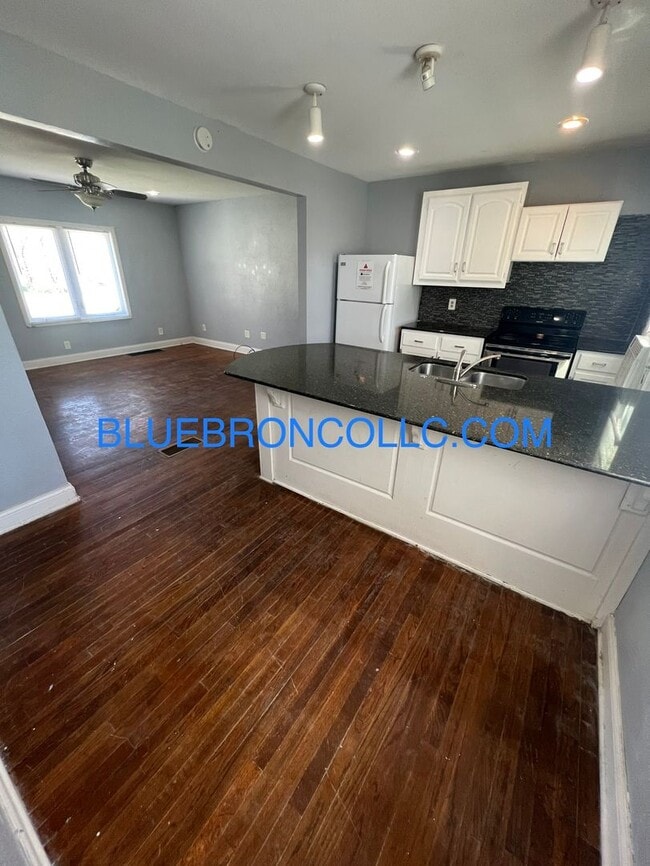 Building Photo - Charming house with nice updates and Grani...