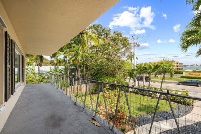 Building Photo - 5411 N Flagler Dr