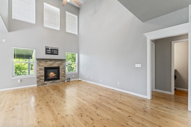 Building Photo - 552 E Whitney Ct