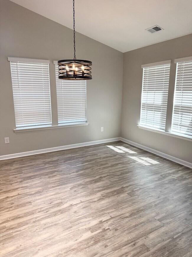 Building Photo - BEAUTIFUL 3 bedroom / 2 bathroom home available NOW!