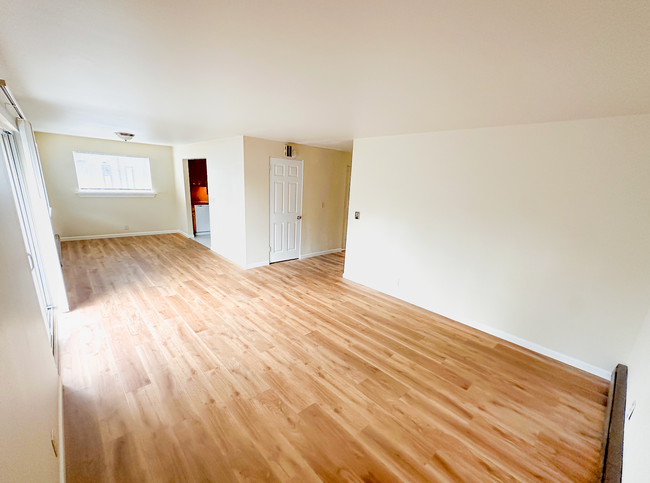 Building Photo - Charming Triplex with Hardwood Floors, App...