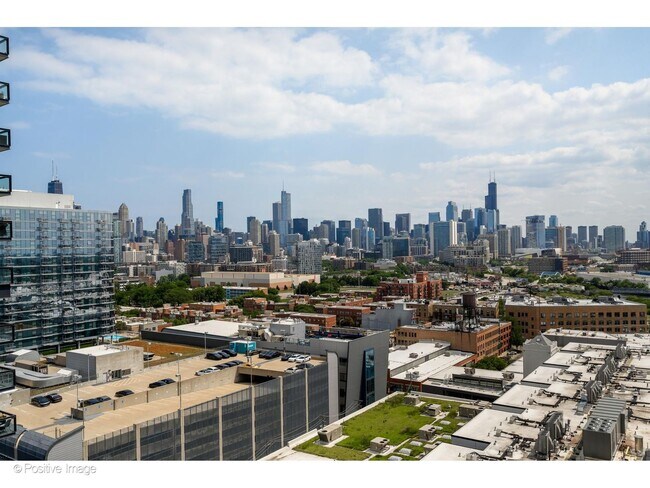 Building Photo - 860 W Blackhawk St