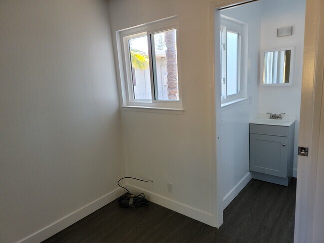 Building Photo - 3216 Delaware St