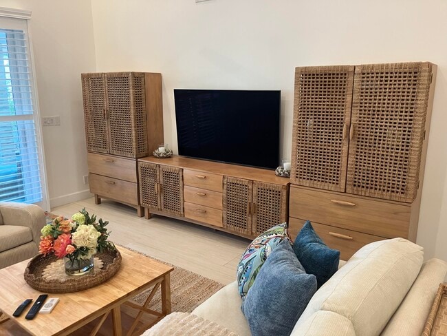 Building Photo - 333 Pelican Way