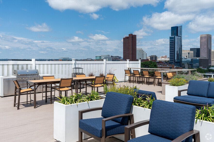 Rooftop Deck - Harbor Hill Apartments