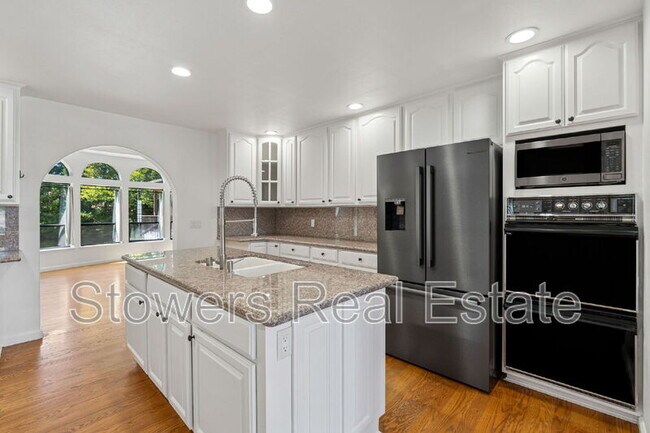 Building Photo - 1121 Douglas Ct
