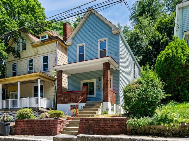 Building Photo - Updated 3 Bedroom on Quiet Street Minutes from Downtown