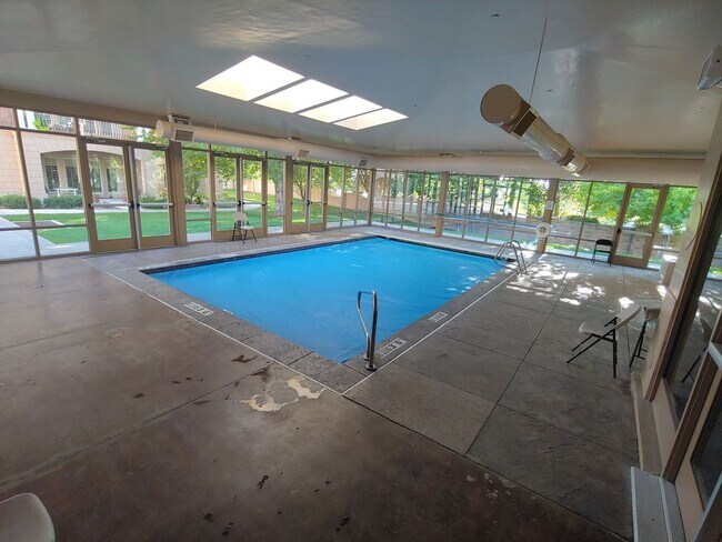 Building Photo - Stunning Penthouse Unit with Beautiful Views available for Rent!