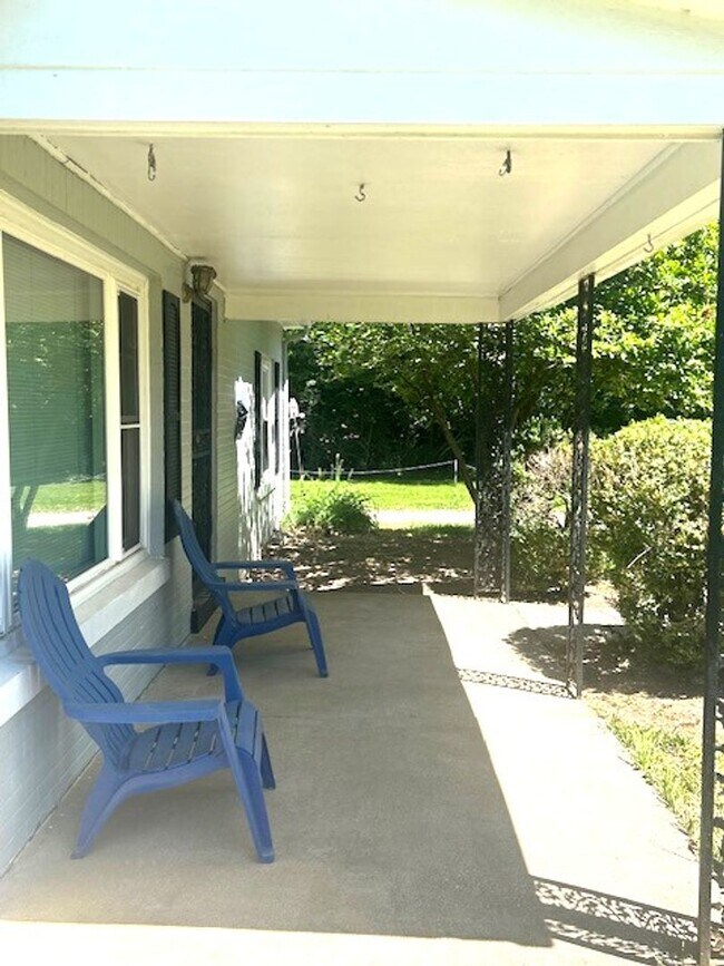 Building Photo - Country Living in Fayette County           20260515