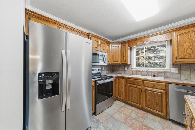 Building Photo - 20 Hillcrest Ln