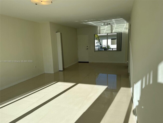 Building Photo - 10001 W Bay Harbor Dr