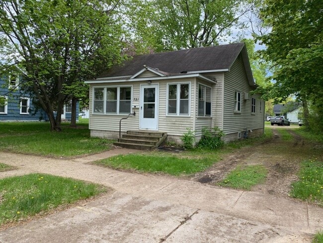 Primary Photo - WHOLE HOUSE: 3 Bed 1 Bath close to UWEC! A...