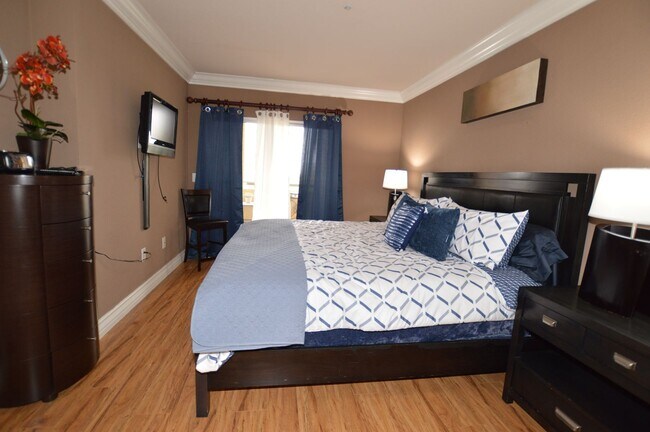 Building Photo - Meridian 1 Bed | 1 Bath Top-Floor Unit with Great City Views.Newly Upgraded with Laminate Floorin...