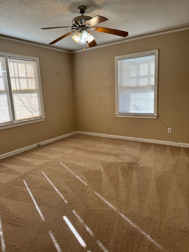 Building Photo - 924 S Crockett St