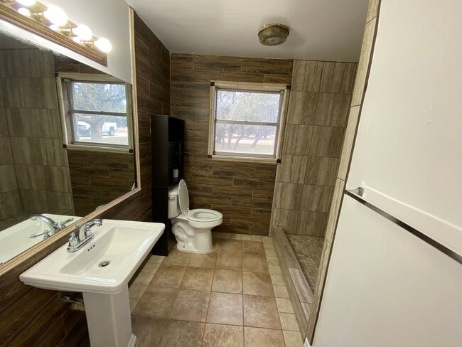 Building Photo - Nice Country living!