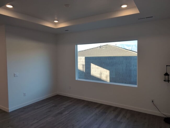 Building Photo - Modern Comfort Meets Effortless Living in Long Valley!