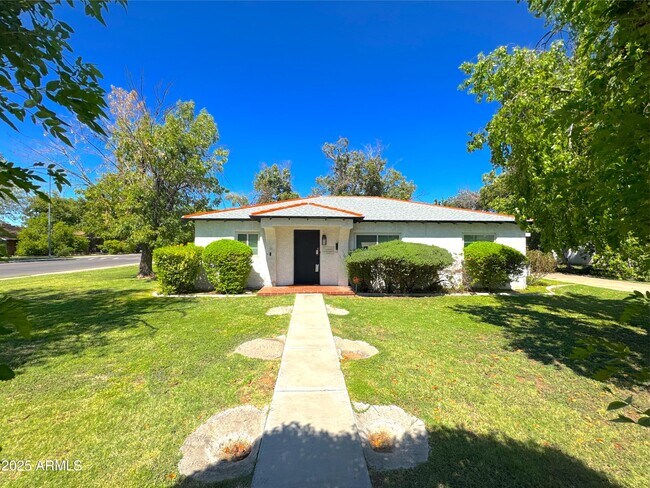 Building Photo - 6 N Fraser Dr E