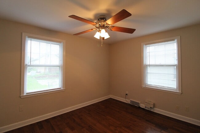 Building Photo - One Bedroom Duplex in North Kansas City