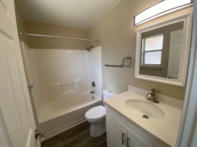 Building Photo - 6000 N Rockland Dr