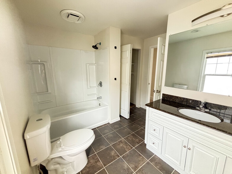 Bathroom - 70 New Charlotte St