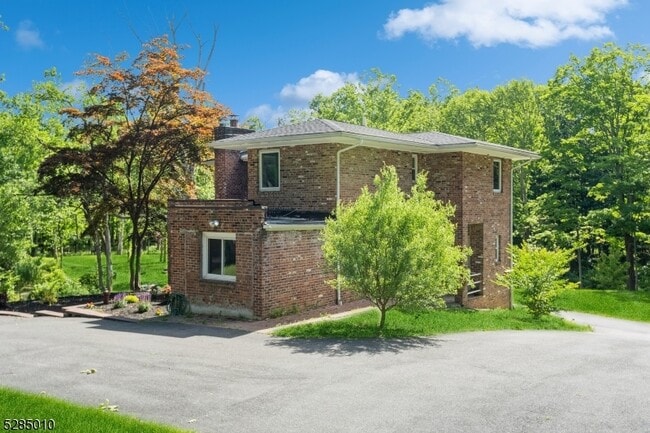 Building Photo - 242 Lake Rd