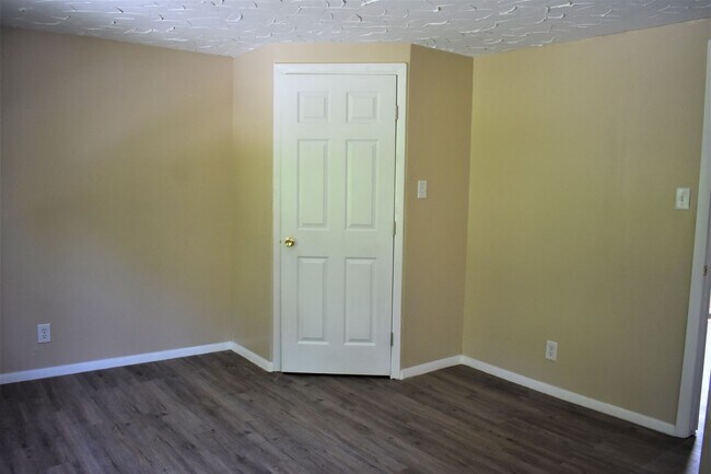 Building Photo - LEASE PENDING AS OF 05/06/2025: Lovely 3 b...