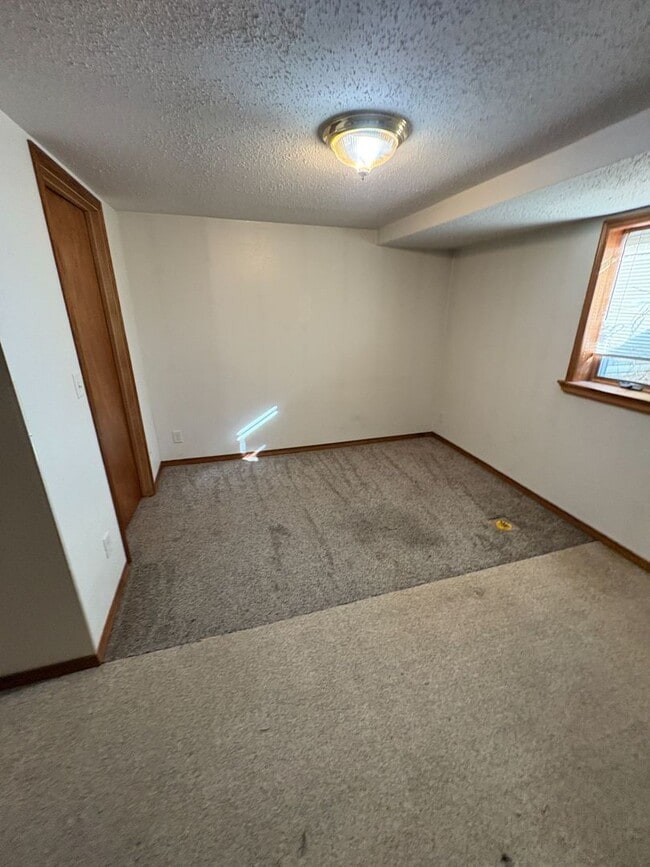 Building Photo - FOR RENT Spacious 4 Bed / 1 Bath Home on C...