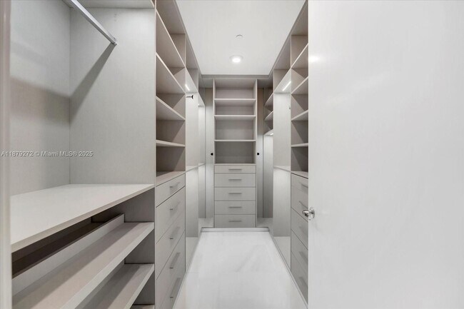 Building Photo - 16901 Collins Ave