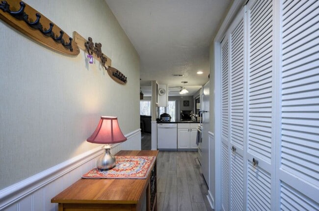 Building Photo - **Light-Filled Condo with Designer Finishes ? | Screened Porch