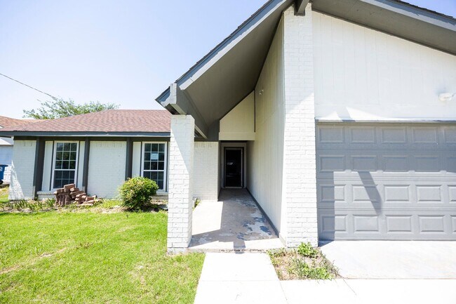 Building Photo - Beautifully remodeled single story home --3 bedrooms, 2 Full baths, and large Covered Patio with ...