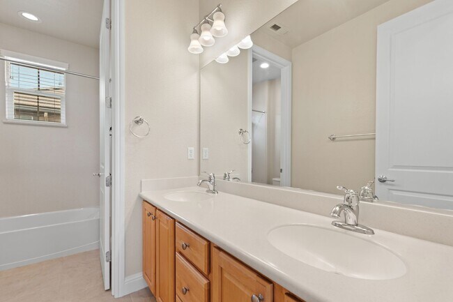 Building Photo - Gated Somersett Home!