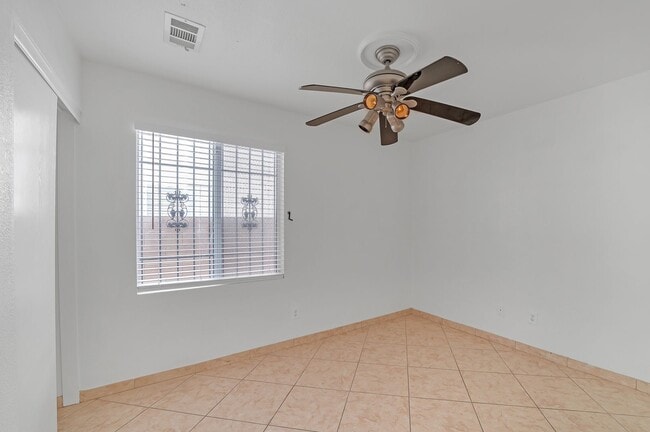 Building Photo - Beautiful 5 Bedroom/3 Bathroom Home in Eas...