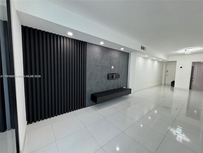 Building Photo - 999 Brickell Bay Dr