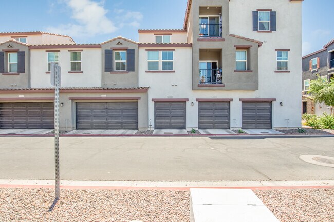 Building Photo - 2321 E Huntington Dr