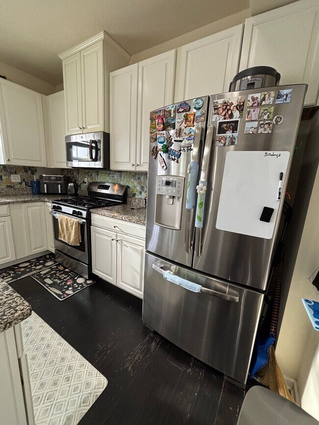 Building Photo - 3 Bedroom Townhome - Available March 1st!