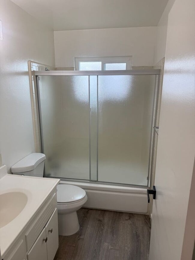 Building Photo - Stunning 4-bedroom, 2-bathroom