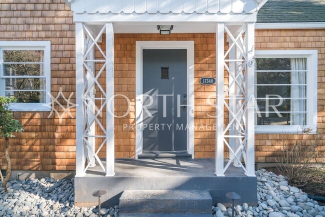 Building Photo - Newly Remodeled Lake Oswego Cottage With Lake Access.