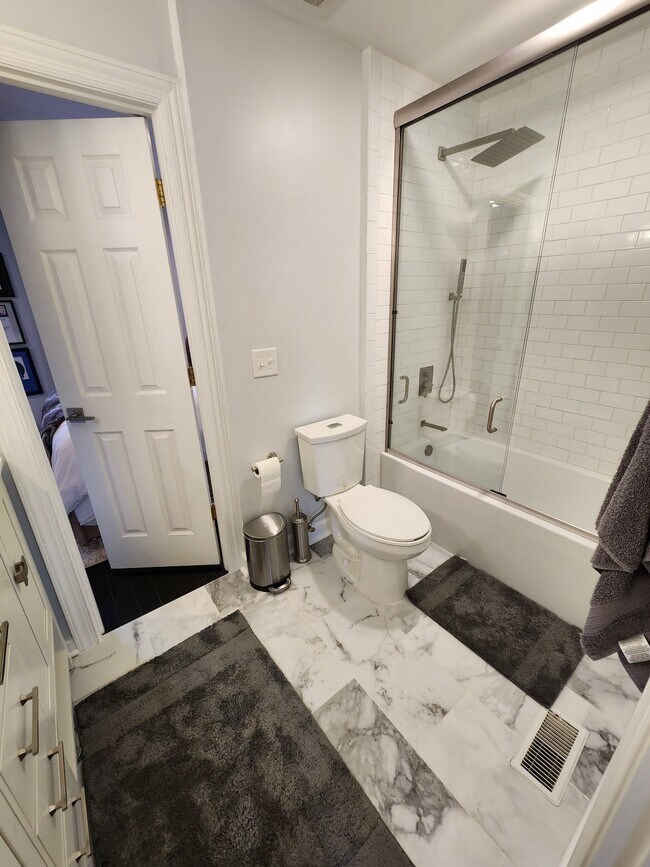 Building Photo - Location, location, location! Beautiful 2BR/1.5BA townhouse in West End Park!
