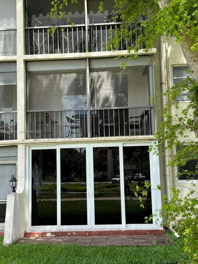 Building Photo - 691 S Hollybrook Dr