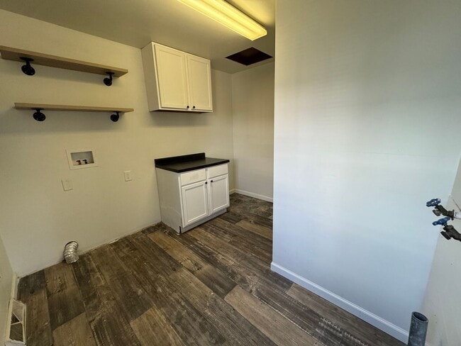 Building Photo - Now Renting in Springfield: 3 Bed and 1 Ba...