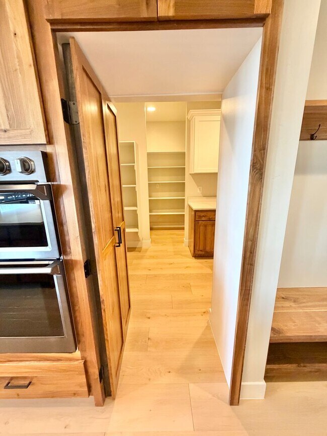 Building Photo - Beautiful Modern 5 Bedroom Home!! Furnished or Unfurnished option!!