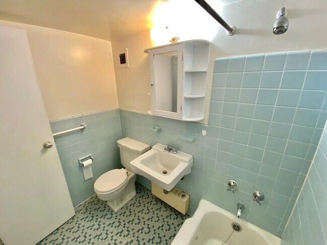 Building Photo - Great Foggy Bottom One Bedroom with Roof T...
