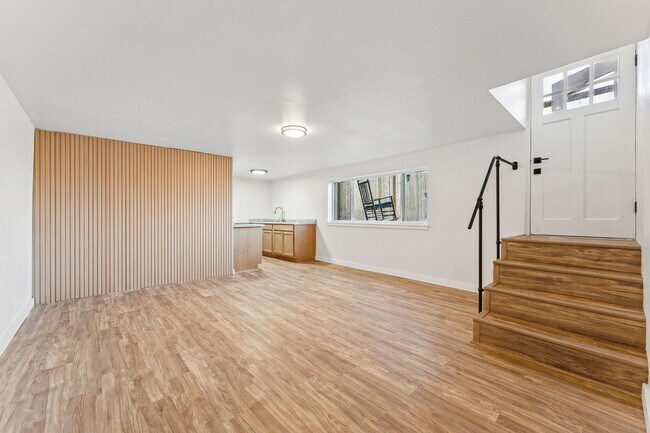 Building Photo - 1Bed/1Bath Apartment with HUGE Private Yard!