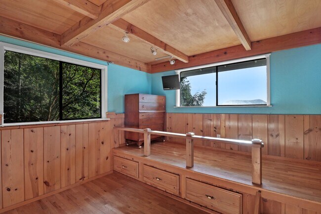 Building Photo - 4 Bed 3 Bath - Groups Welcome - Skyline - Westerly Views